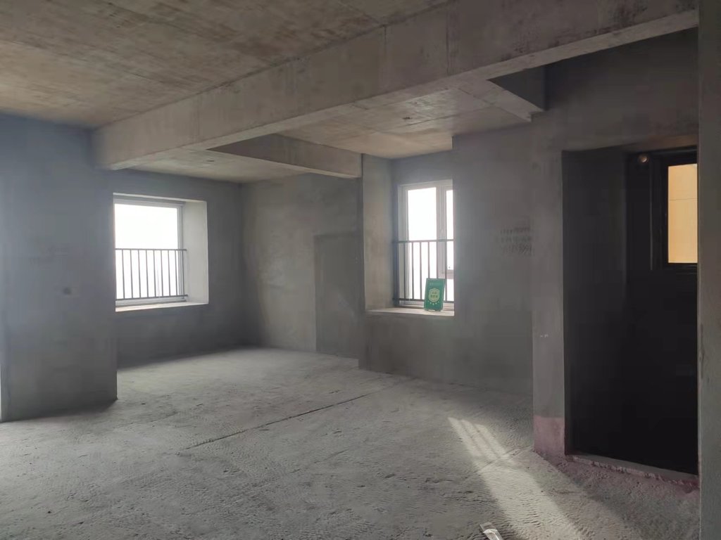 满庭春毛坯三房看房方便小区环境优美证满两年