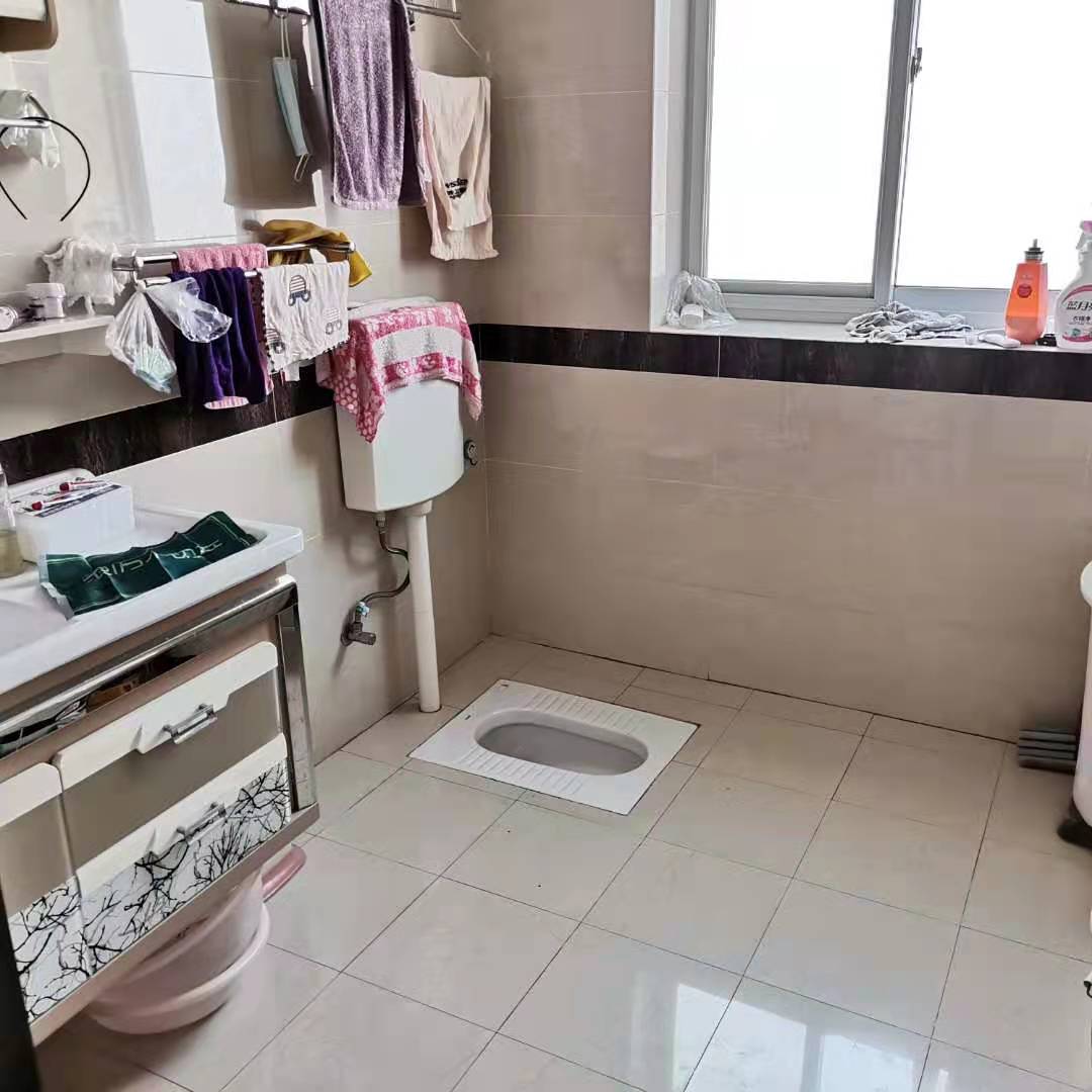 富锦公寓精装三房地理位置优越交通生活方便诚意出售！