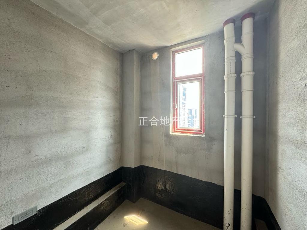 急卖，大捡漏❗️❗️三中门口的房子❗️❗️风和日丽，送车位现房交付，毛坯四房，好楼层，