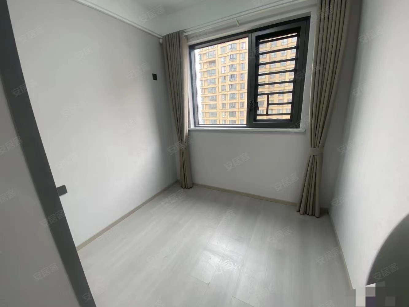 11，业主诚心出售，城南御台公馆，精装边户三房，全新装修，证满二，电梯好楼层