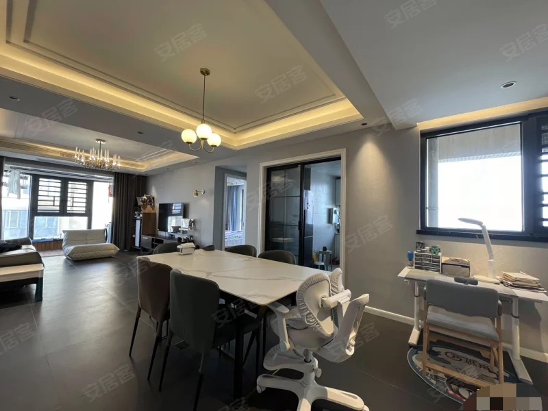 353，御台公馆，装修花了30万，边户，精装3房2卫，单价5200，全屋地暖中央空调，证满二