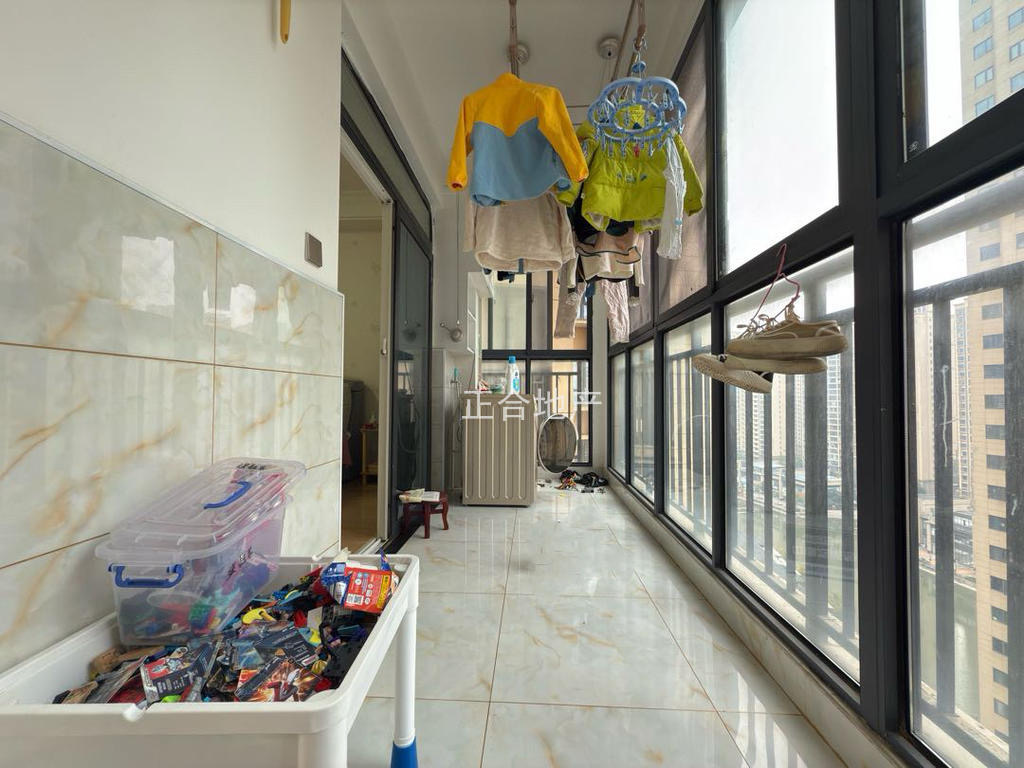 捡漏，业主诚心出售，森林国际，精装三房双书包，双湖景房。​电梯好楼层