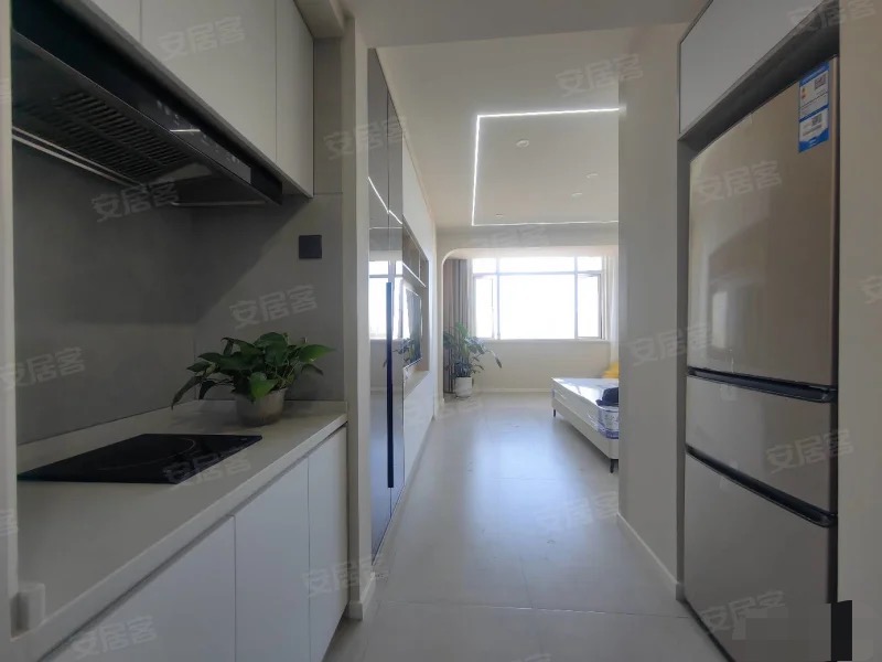 117，商城附近，电梯11楼，全新装修一天未住，手付万把块钱，证满二，全屋品牌