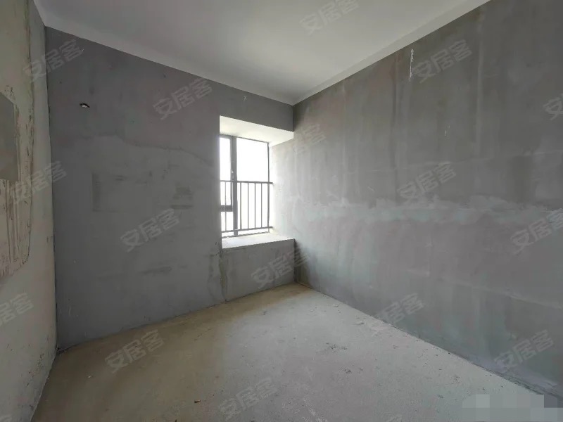 城南，次新小区森林国际翡冷翠，边户，毛坯3房2卫，证满二，电梯好楼层