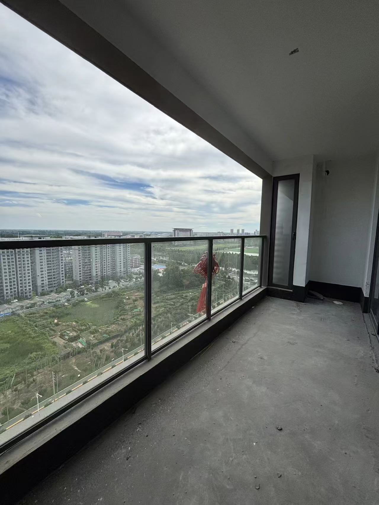 降价了，捡漏，吾悦广场，毛坯3房2卫，好楼层，价钱还可以谈