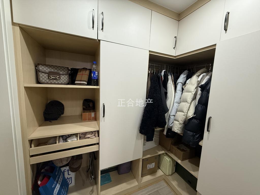 诚心出售，新城一号5期，洋房，精装三房，成色新，南北通透，户型好，证满二