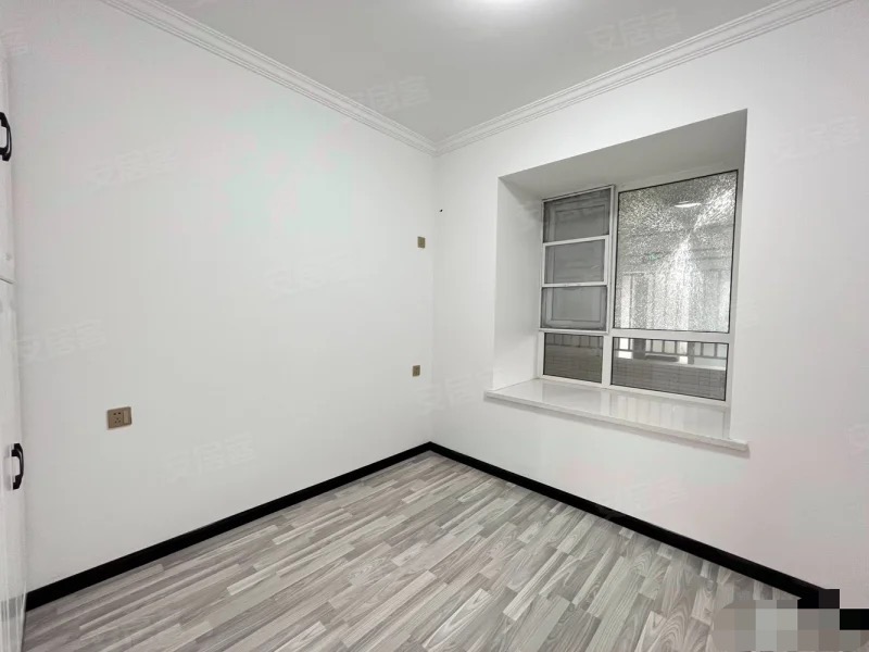 376，捡漏，亏本出，沔阳公馆，精装3房2厅2卫，单价5000，电梯10楼。证件满2年三开间朝南