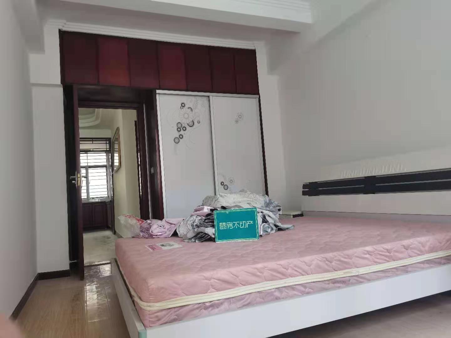 城南金诚花园三房两卫精装修，小区环境好！