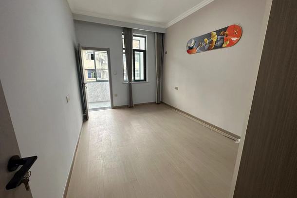 四中旁老一中宿舍全新装修三房有院子能停车，步梯四楼