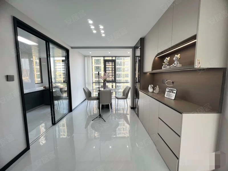 新城壹号，精装大三房，全新精装，东边户，南北双阳台，单嫁5800+，证满二