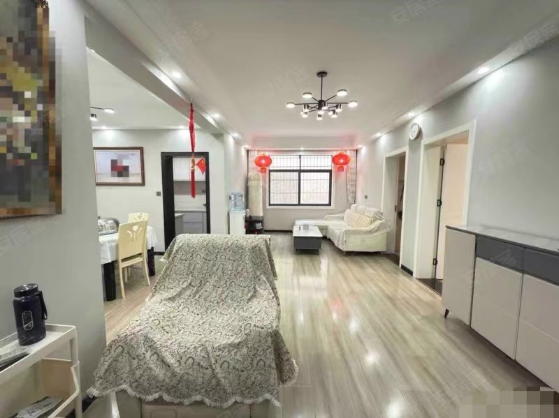 264.，车站附近，复州花园旁，精装三房，好楼层步梯2楼，9.9成新，有证！