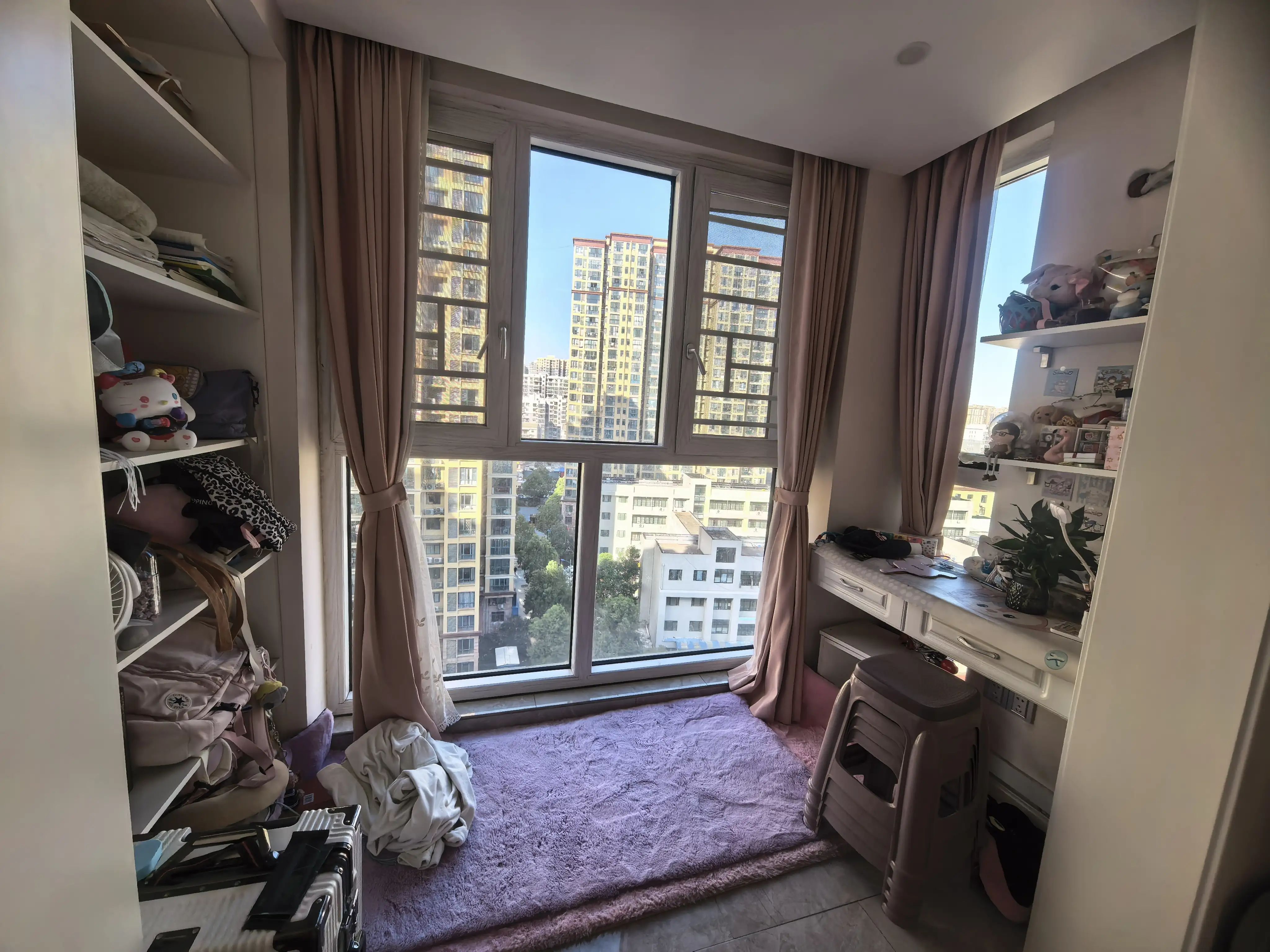 亏本出售，城南新城壹号，成色新，精装三房，拎包入住，电梯中间楼层，证满二