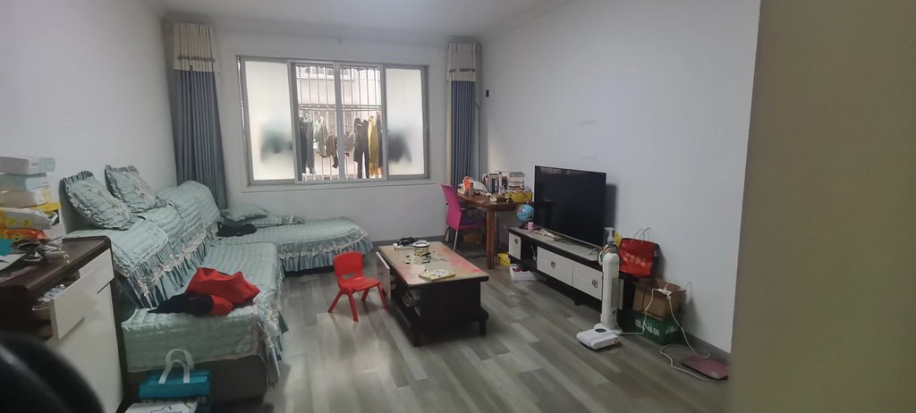 春江花园.精装三房.小区有出场好停车.房子成色新