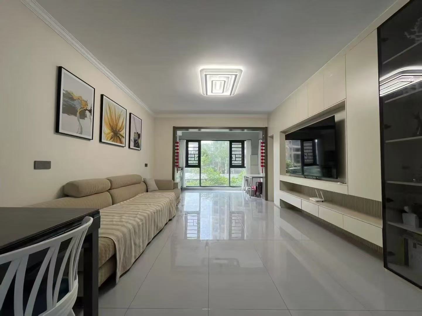 城南， 御湖业主自装修婚房 ，单价5000 ，精装大三房，送车位，南北通透，证满二