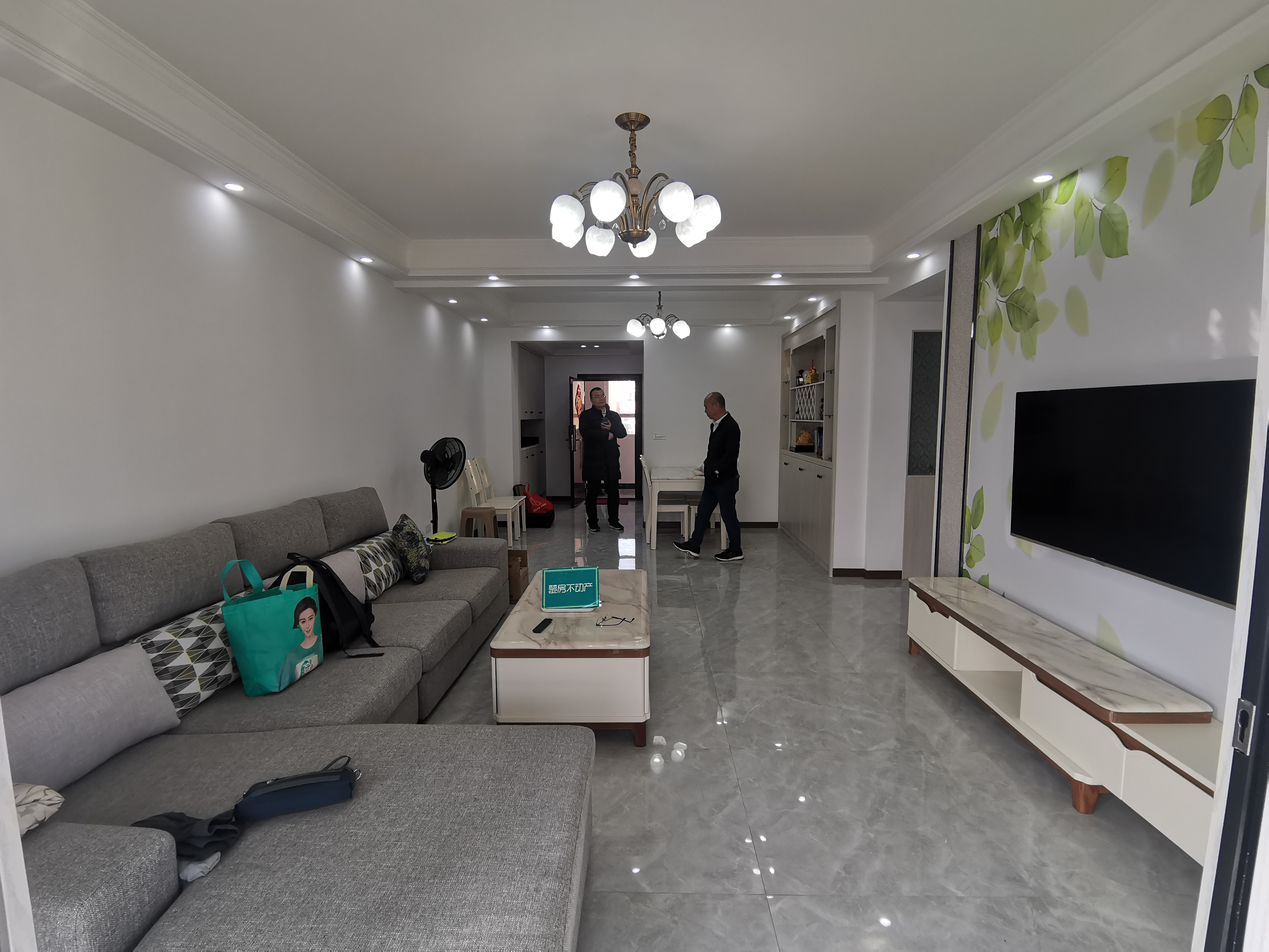 沔阳公馆精装三房两卫，视野采光好，全新装修拎包入住！