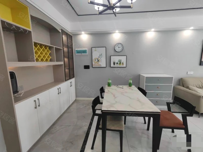 大捡漏，亏本出售，急售，领秀城,​装修9.5成新，单价6400，送地下停车位，