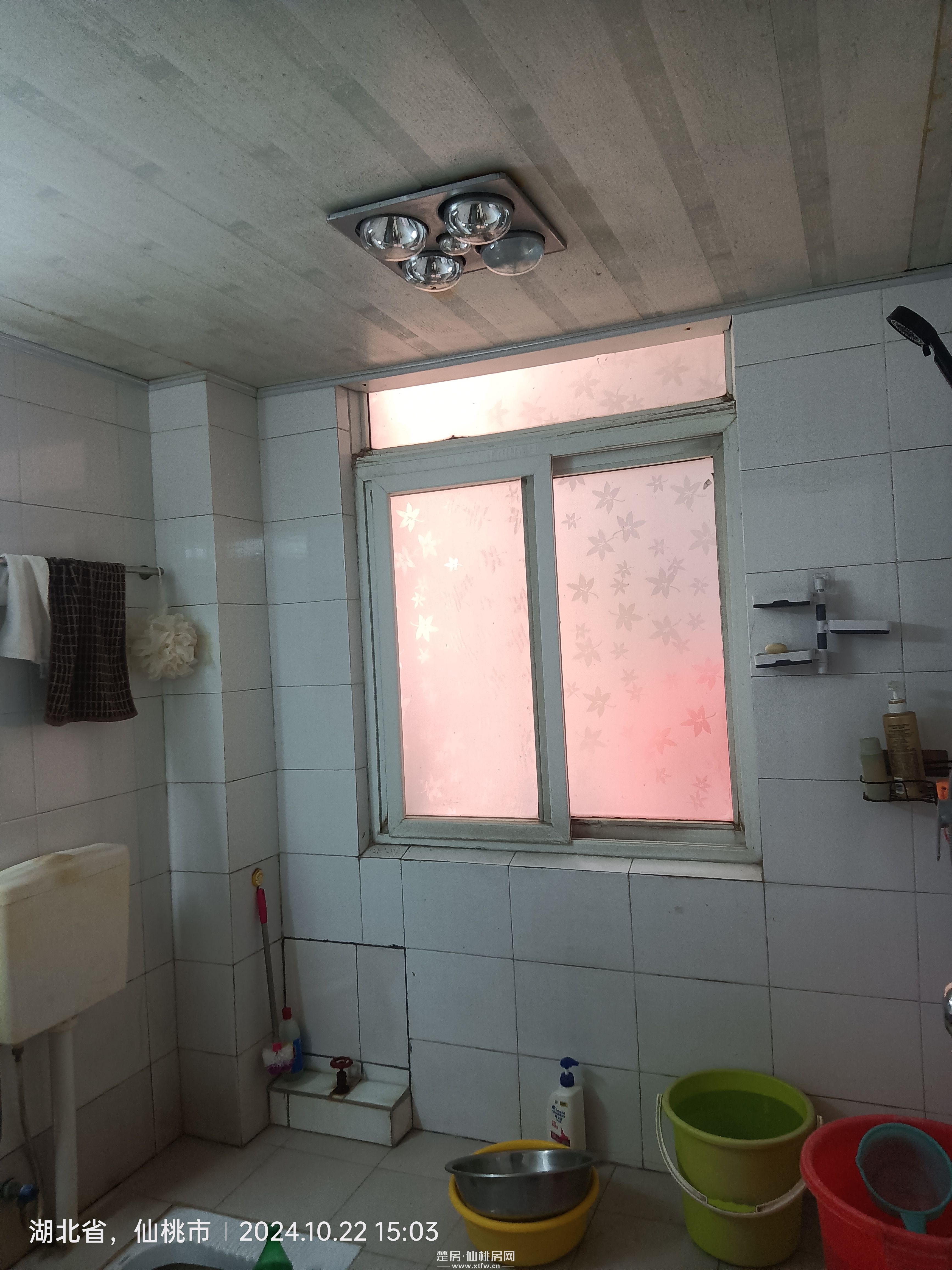 城西凤凰河路水泥厂宿舍院内后期开发的三室二厅一厨一卫商品房