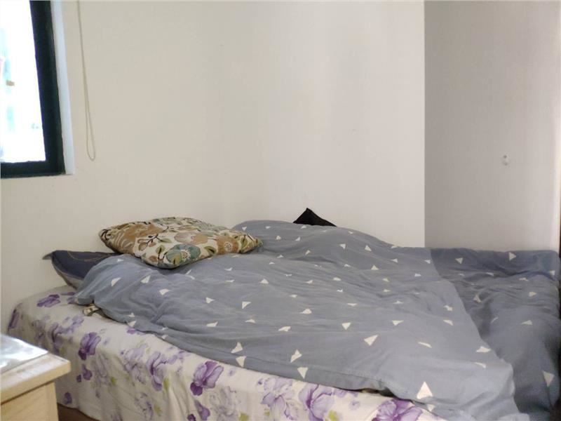 城东四中旁东城花园三房业主保养的很新证在手可以按揭