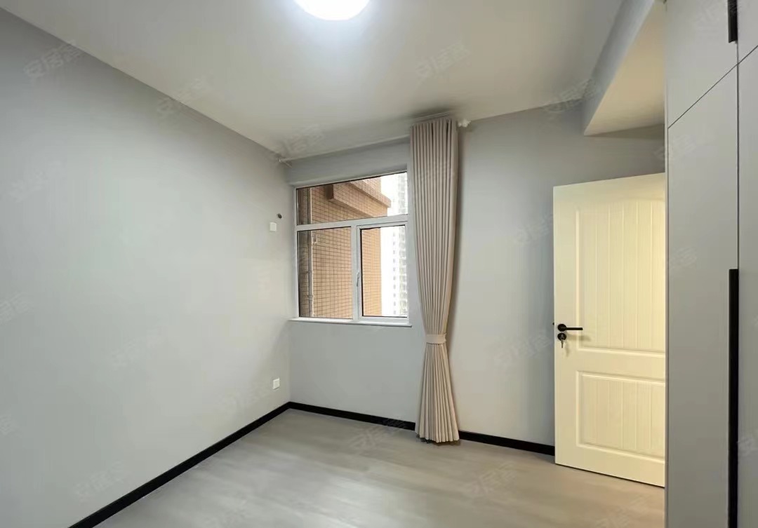 75，降价了，电梯小高层，全新精装3房，前后无遮挡，采光视野好，婚房必选！