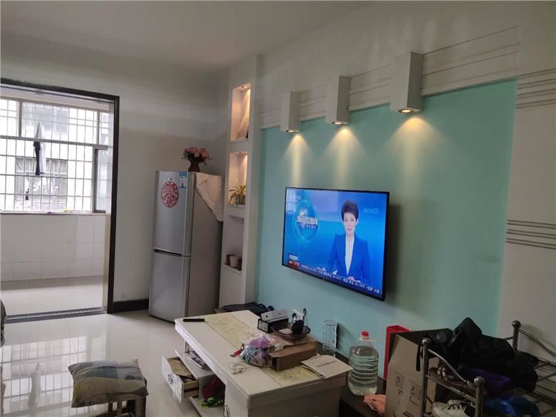 大洪小区精装三房 中间好楼层 出行方便 楼龄新 可按揭证满两年