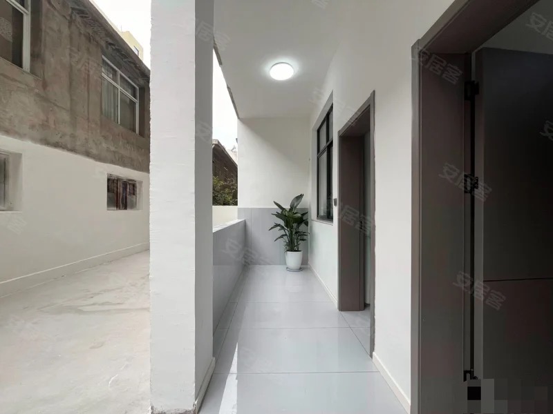 354，带50平院子，四中旁边，步梯1楼，全新9.9成新，精装4房2卫，非常适合养老