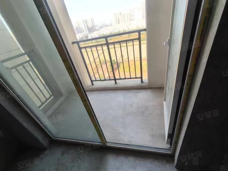 ?195，城南，蓝天新城 ，边户，好楼层 ，单价5400， 满二 ，送车位