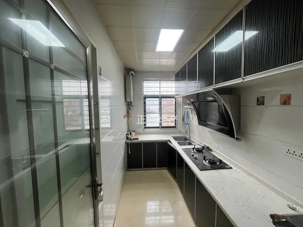 城南，沔阳公园旁，江汉星城，精装卖毛坯价，单价4700，精装三房，小高层，证满二