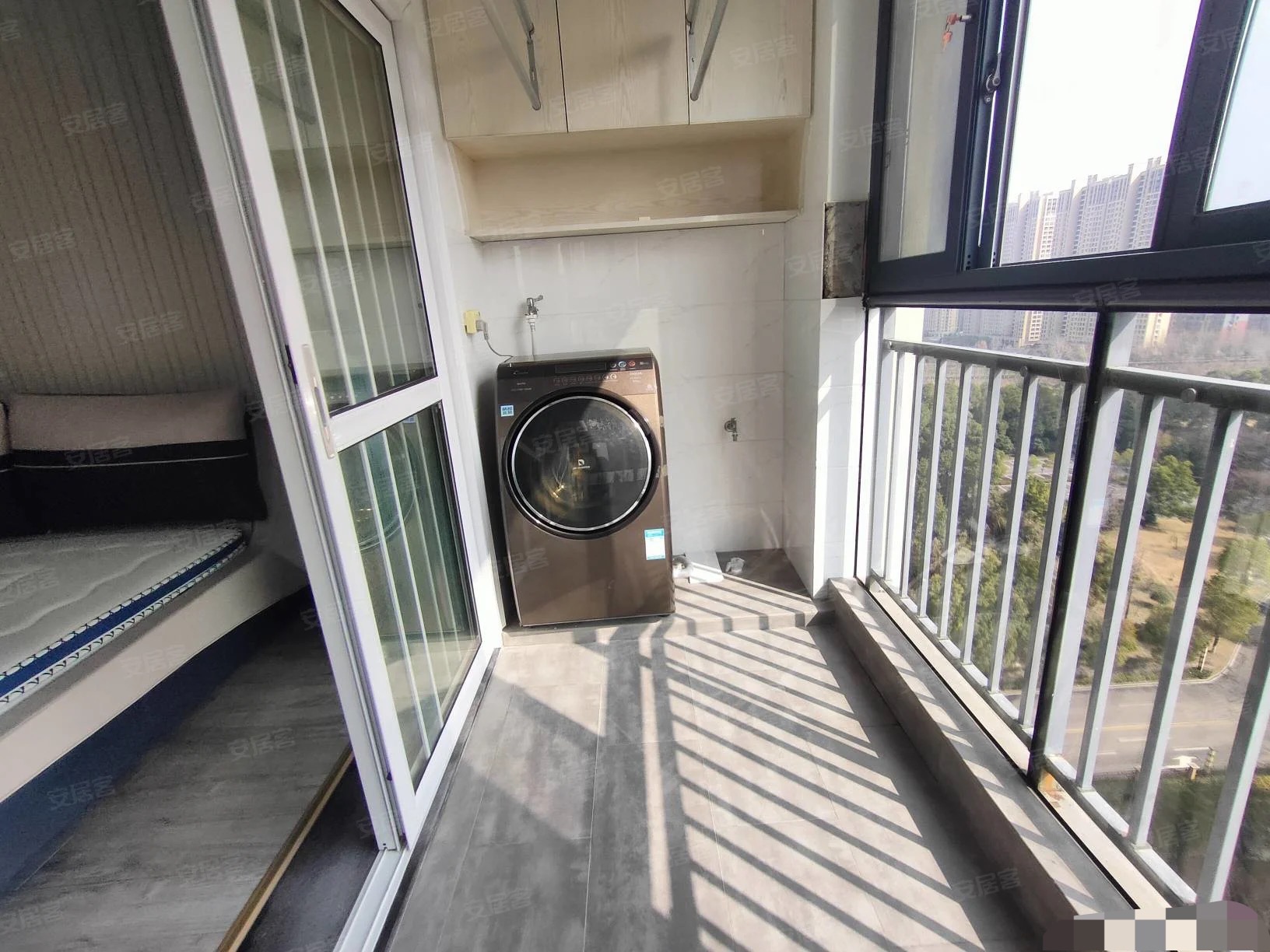 87，手付1万，单价4500，精装三房，读立连廊，证满二，家具家电全送，电梯小高层