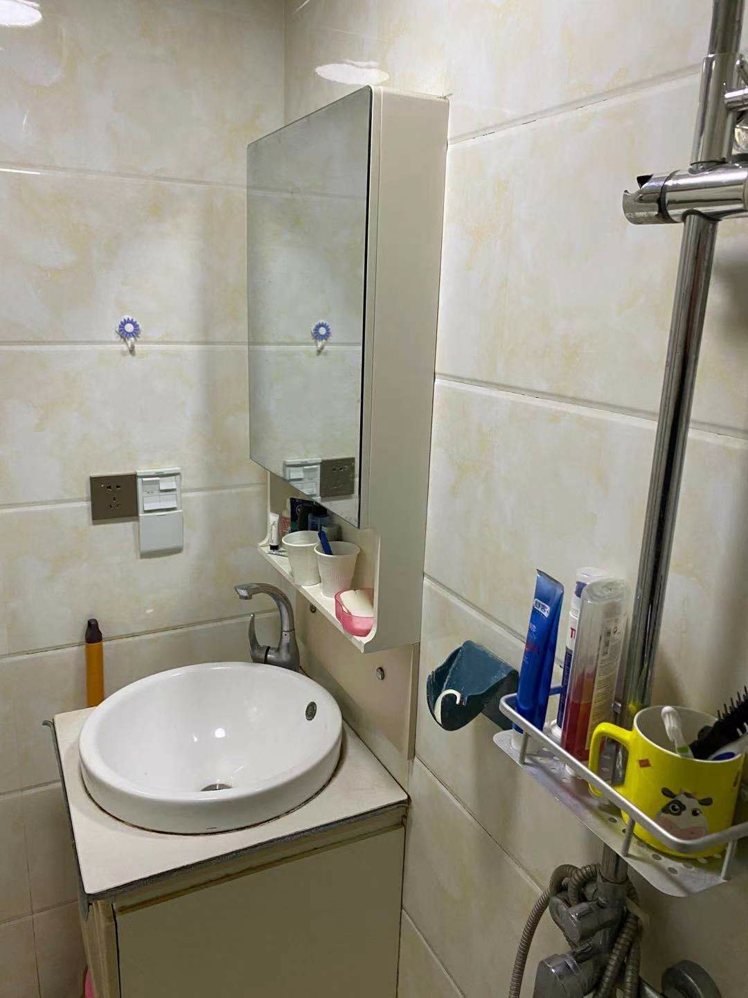 沔中对面，富迪三友楼上，精装一室，可拎包入住