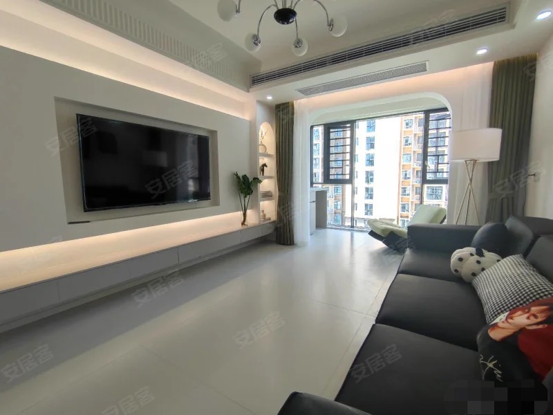 业主诚心出售，城南森林国际，电梯好楼层。精装三房，对面就是新二中二小，证满二