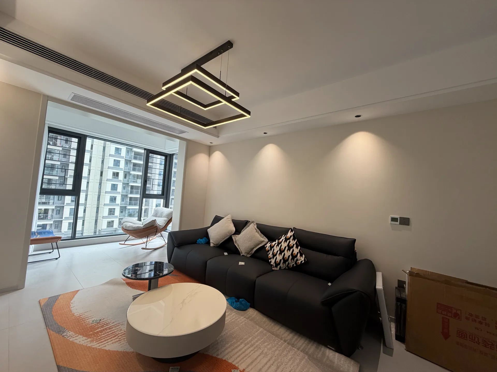 双书包，风和日丽，精装三房两卫，全新装修家，家电齐全，证满二带车位。