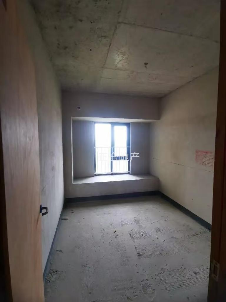 城南，碧桂园，单价5200，毛坯四房，电梯好楼层10楼，证满二，大阳台