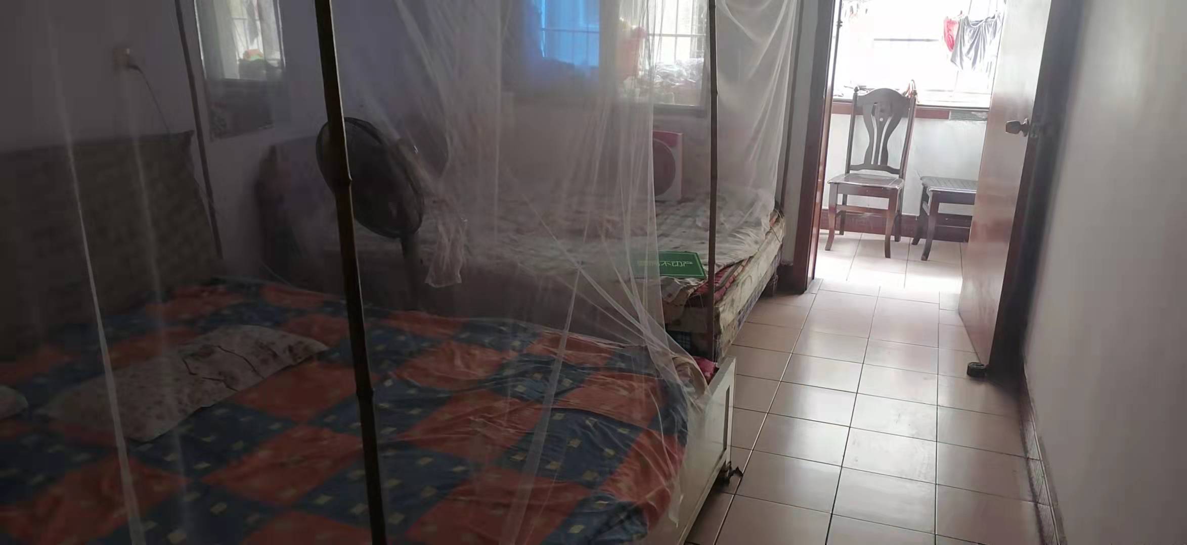 轻工小区步梯好楼层简装三房拎包入住，房东置换急售