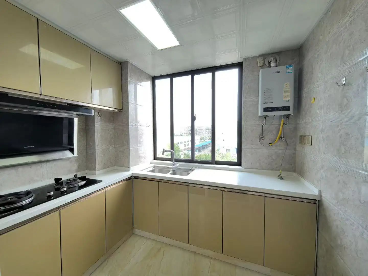 城西，红树湾，电梯小高层，边户，南北通透，精装3房2卫，老证