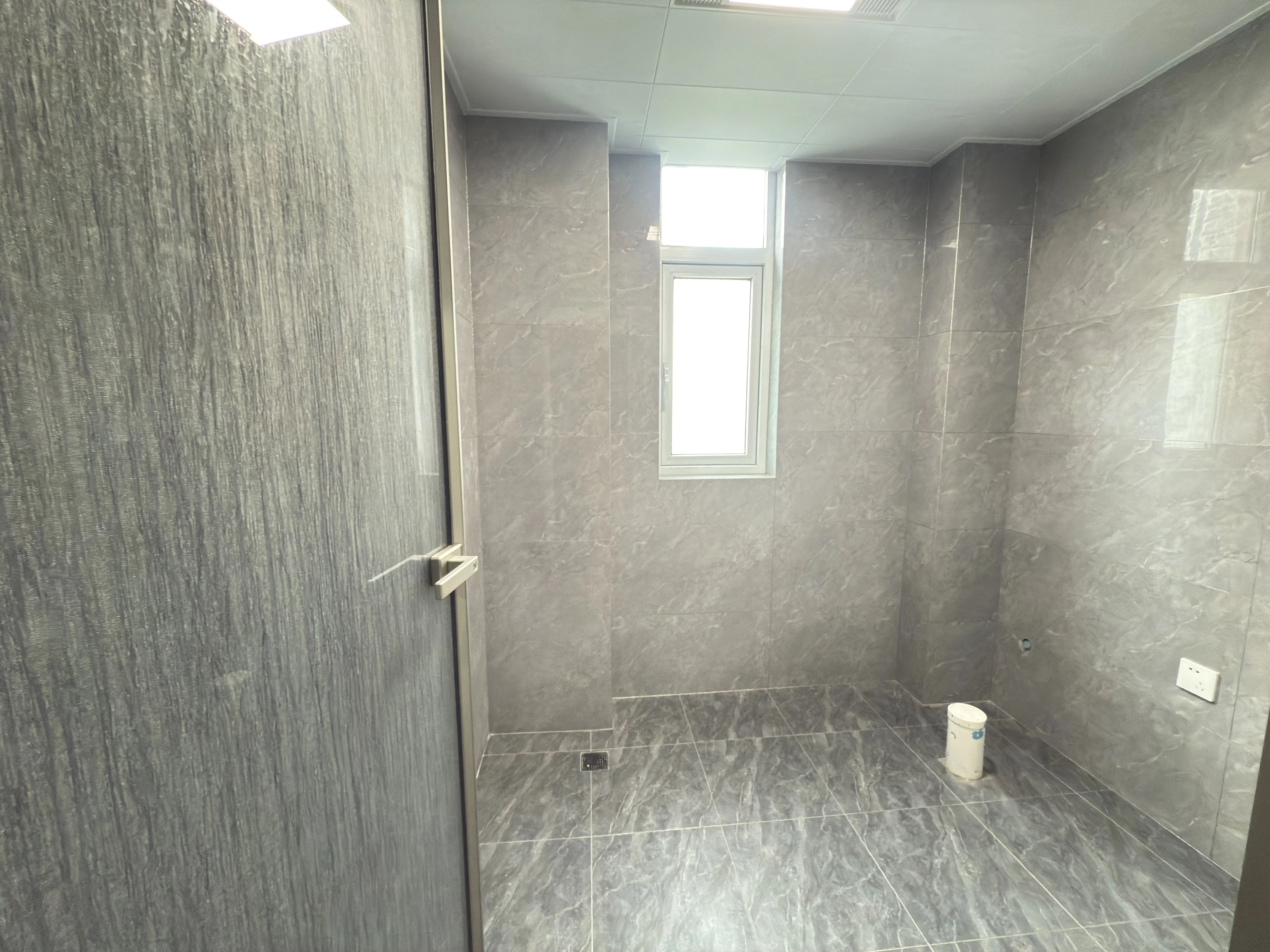 风和日丽，精装四房，全新装修，南北双阳台，单价5千多，证满二