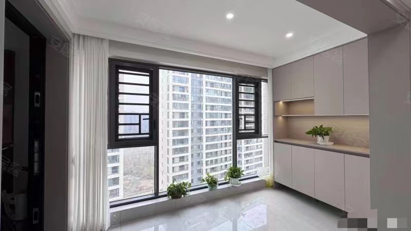 262，蓝天花园，亏本20万精装三房，全新装修可看公园，边户双阳台，9.9成新，一梯一户，好楼层