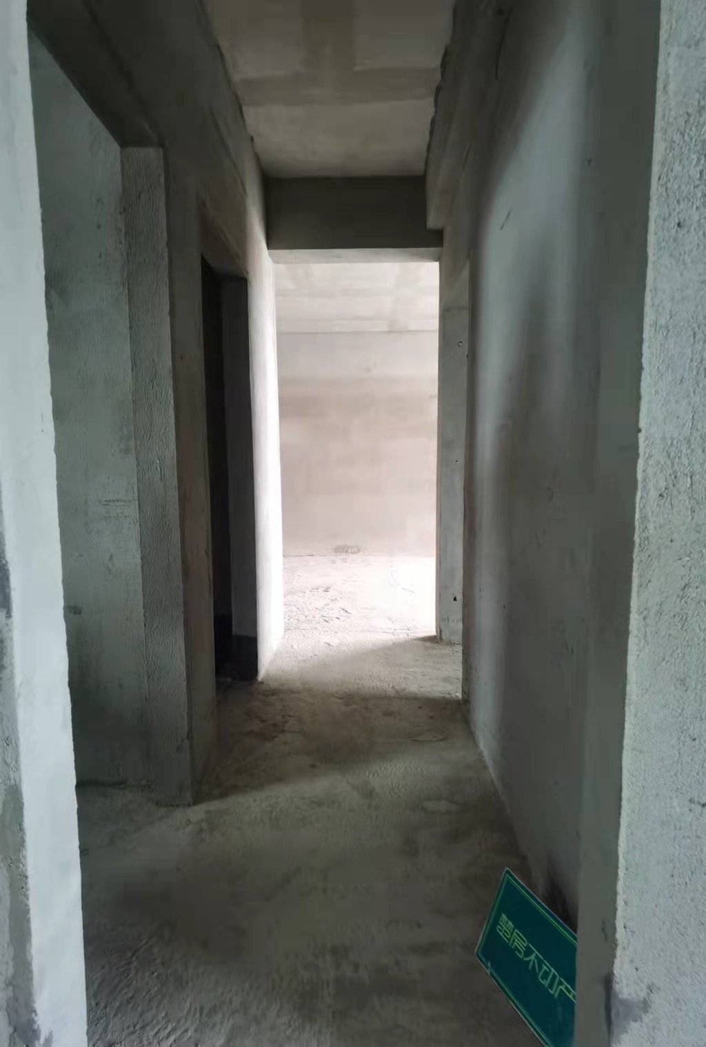 风和日丽.毛坯三房.买房送车位.中间楼层.看房方便