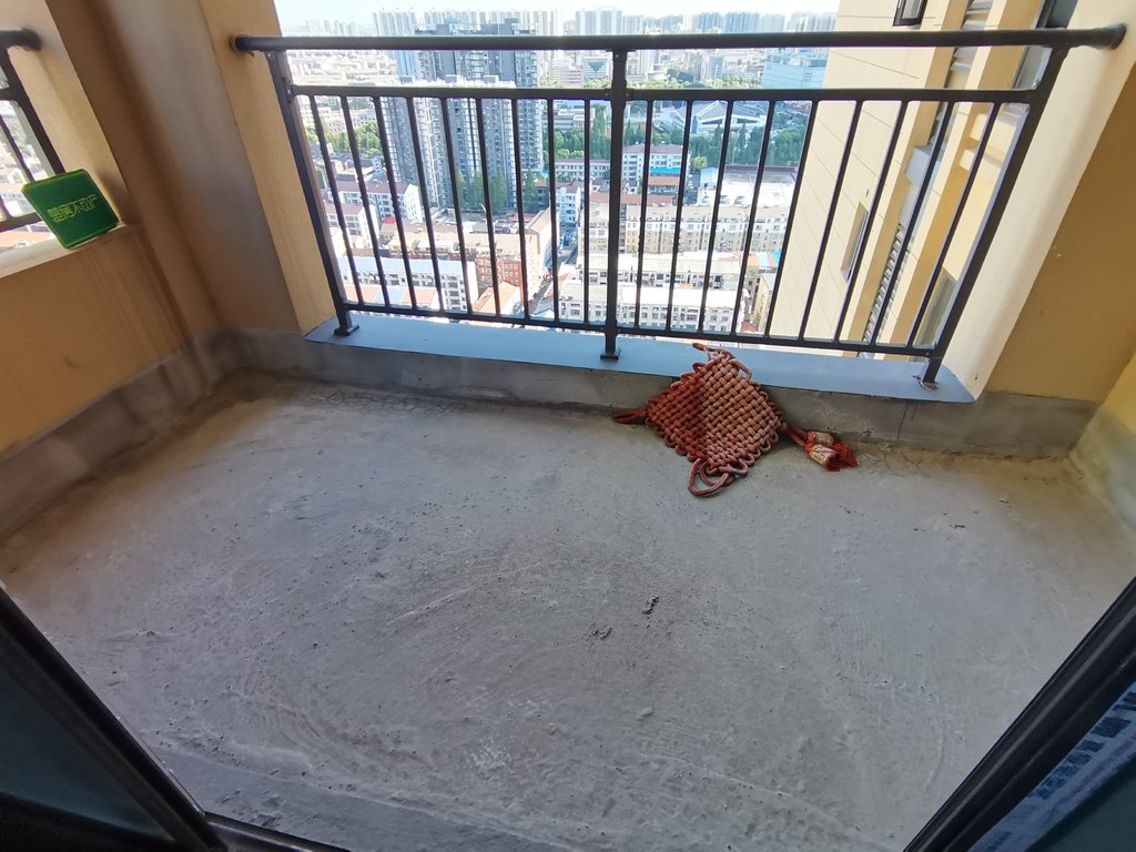 环球广场.毛坯三房.南北双阳台.中间楼层.看房方便