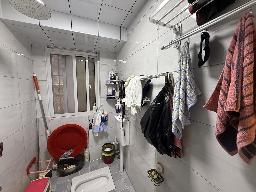 房东急卖，商城附近，交通路，步梯二楼，精装三房，9成新，证满二