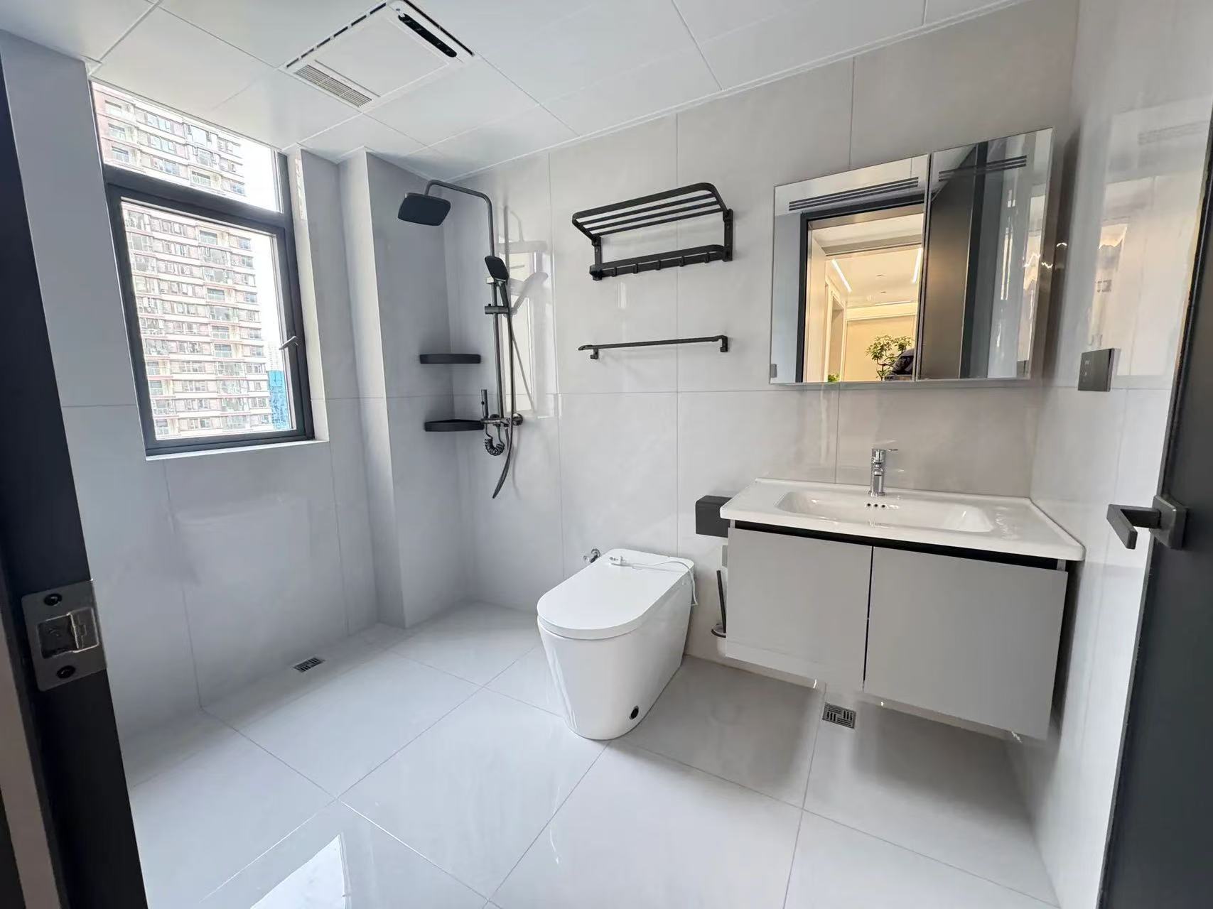 沔阳公园，吾悦广场旁，金台花园，精装三房。朝阳三中小，证满二