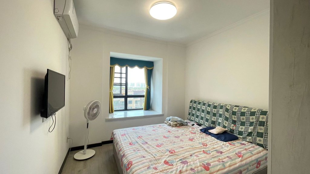 森林国际.全新装修精装三房两卫.证件满二.看房方便