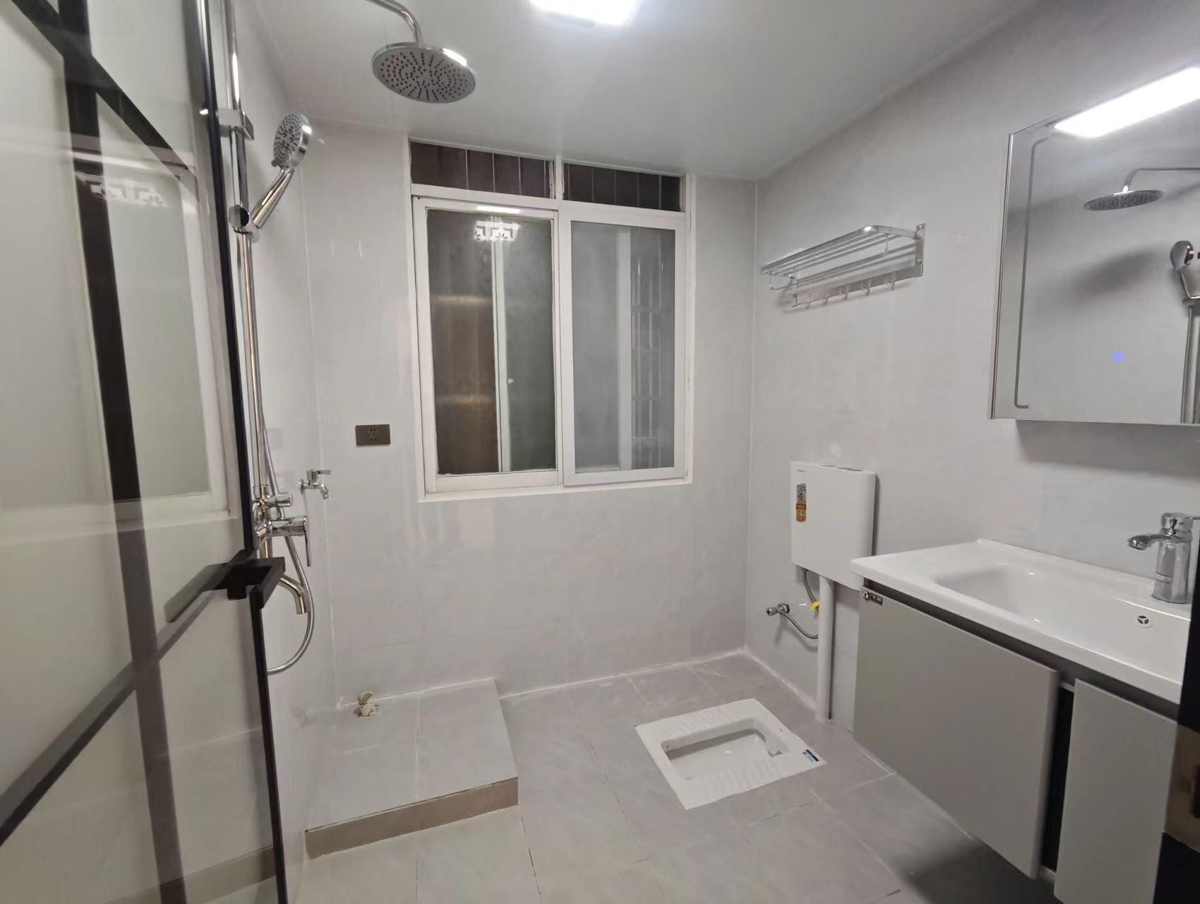 急售，有证！步行街3楼，精装3房2卫，还带地下室15平