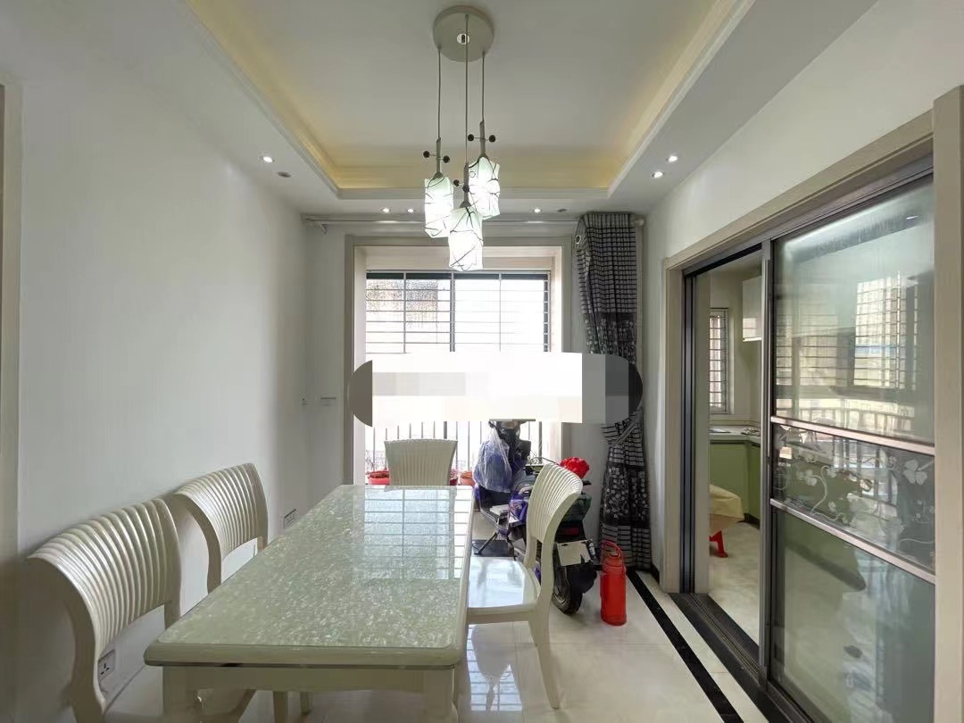 又降价了，房东急售，漫城林语，一中对面，边户，单价4500，好楼层，精装三房，看中了可谈