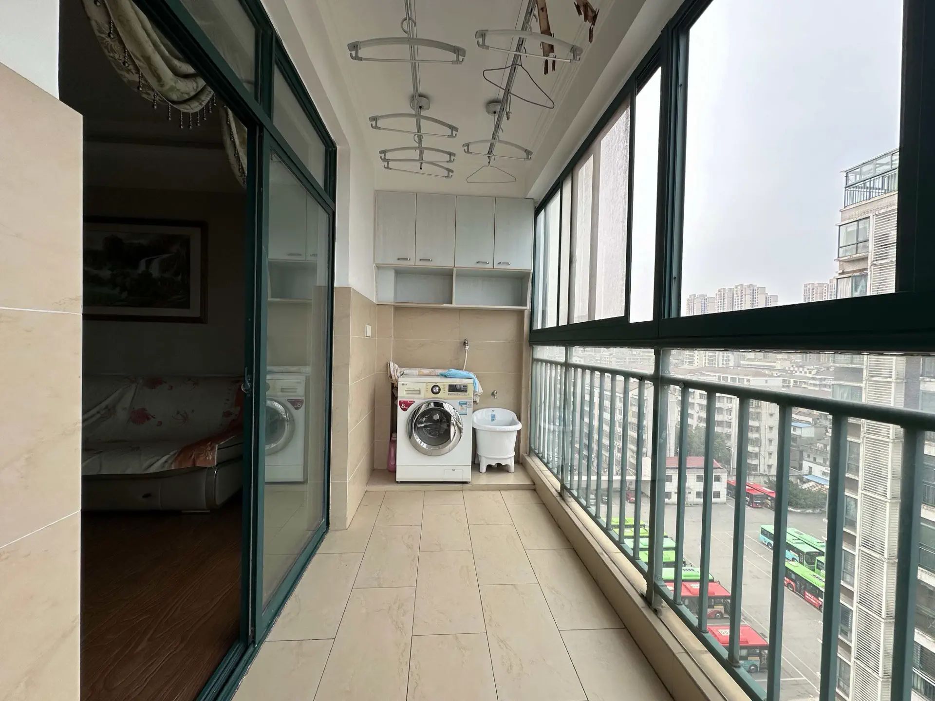 东区车站旁，电梯小高层，单价3700，好楼层，证满二，业主诚心出售