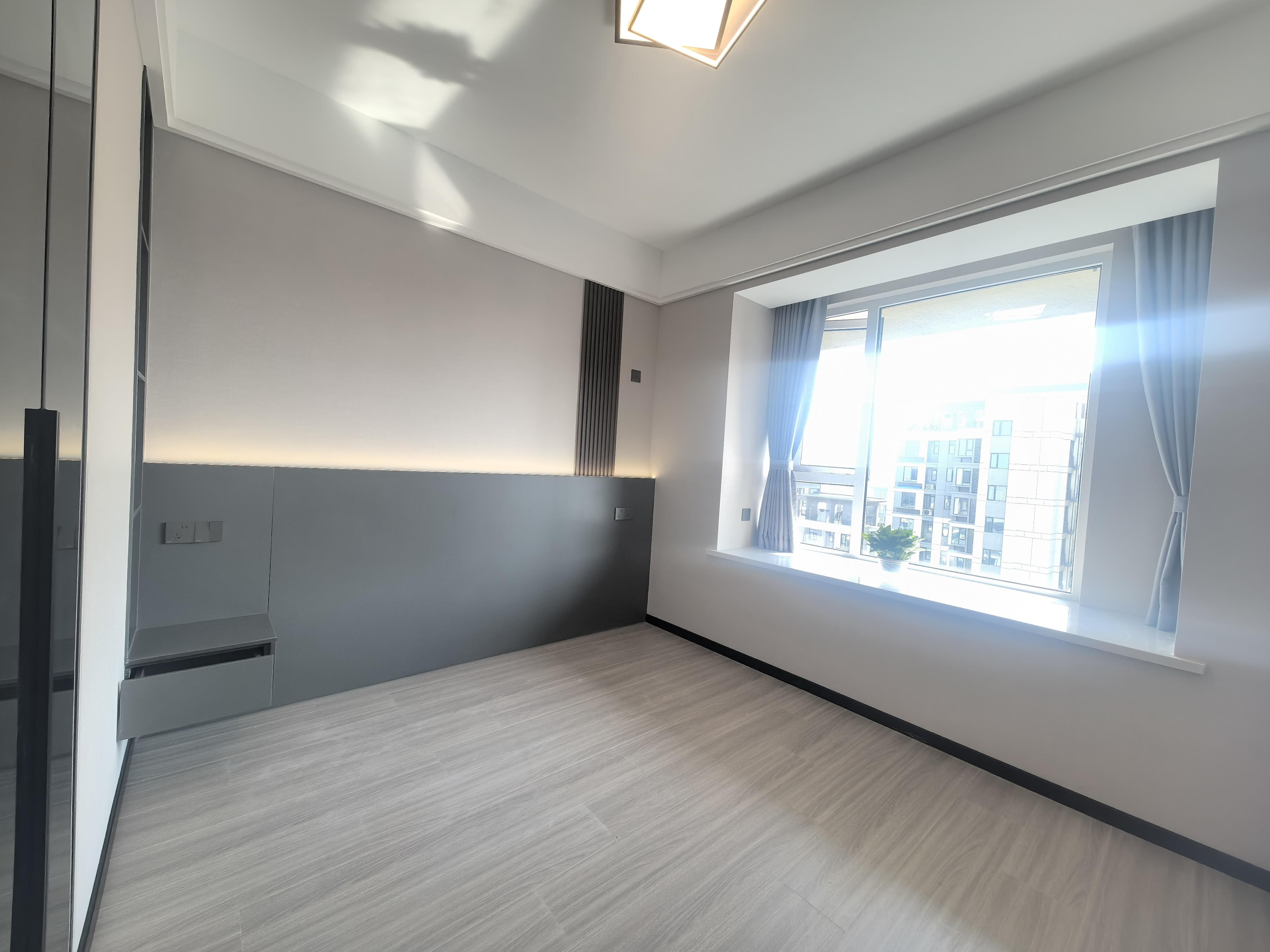 风和日丽3室2厅2卫全新精装修新房新房两证全优价出售！