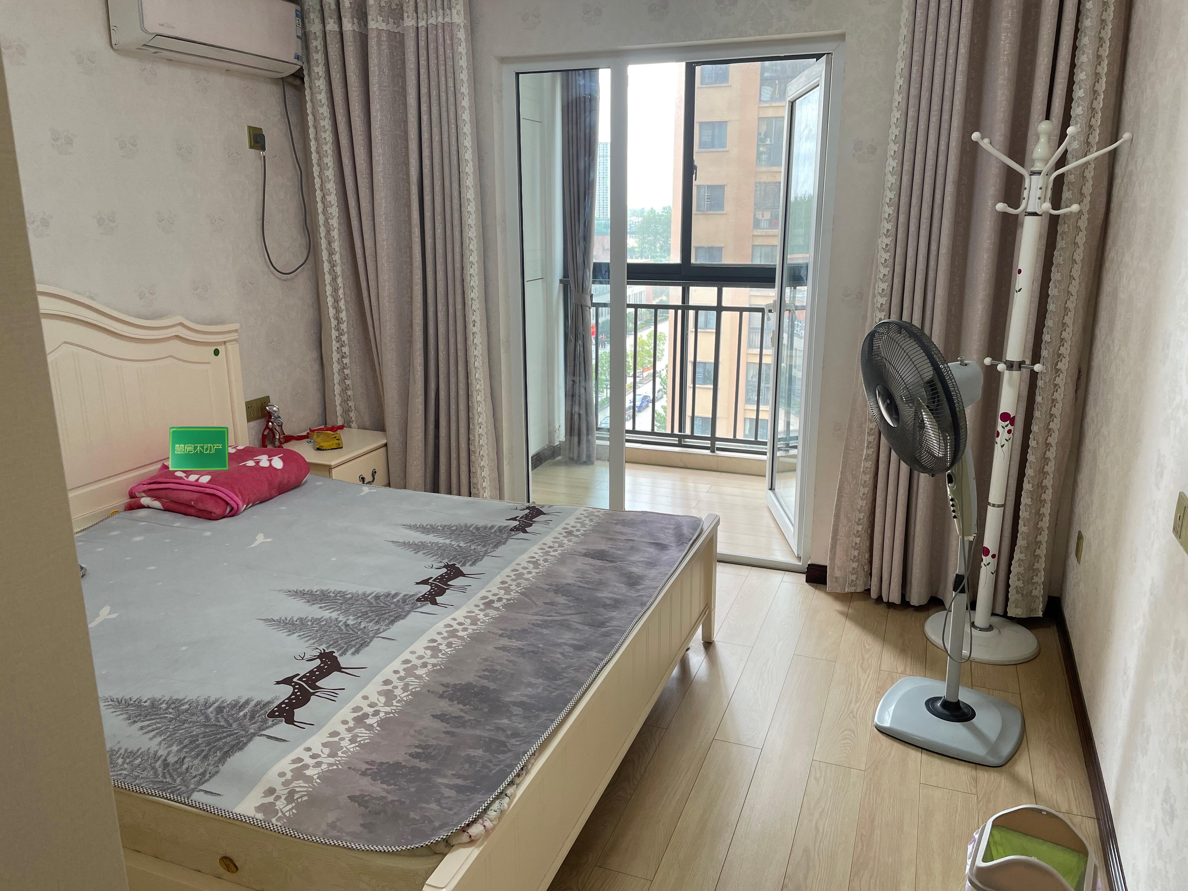 满庭春小高层精装3房基本没怎么住证满2年看房方便