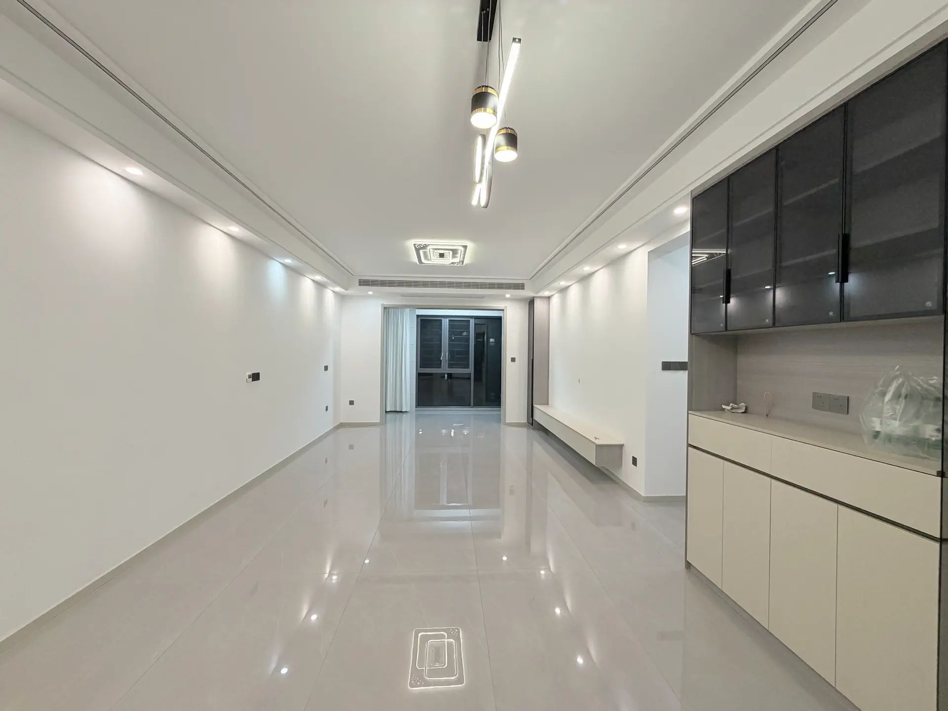 诚心出售，城南，南国明珠，‮主业‬自装，精装‮房三‬两卫，证满二