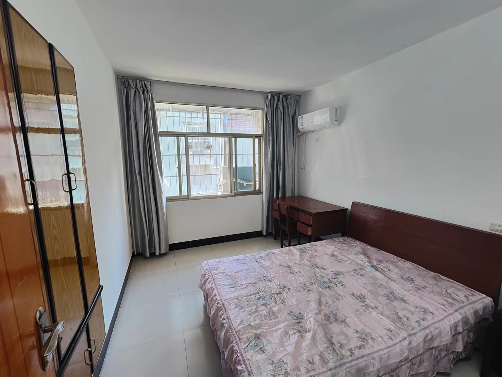 复州花园北门附近私房，四百平，搞么家都方便的吓人，上实验二小近的很，出门就是农贸