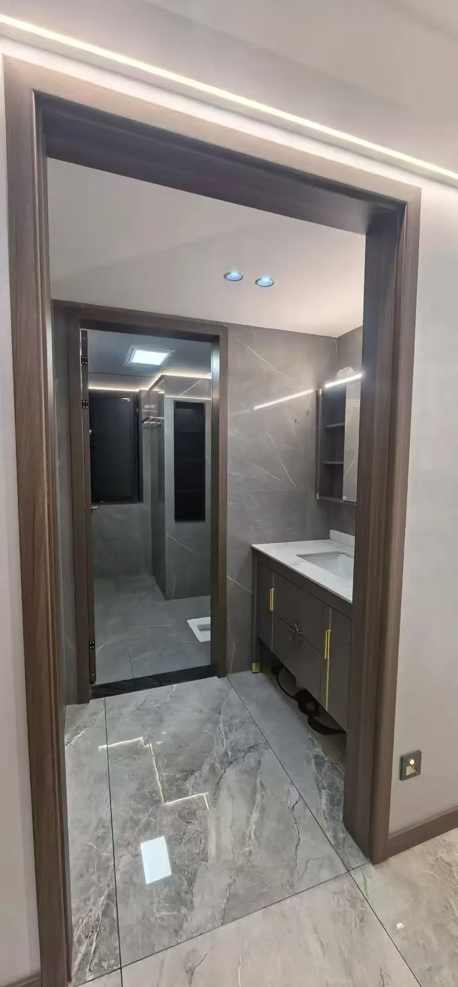 城南，翡冷翠边户，精装四房，全屋品牌家私，电梯好楼层，证满二