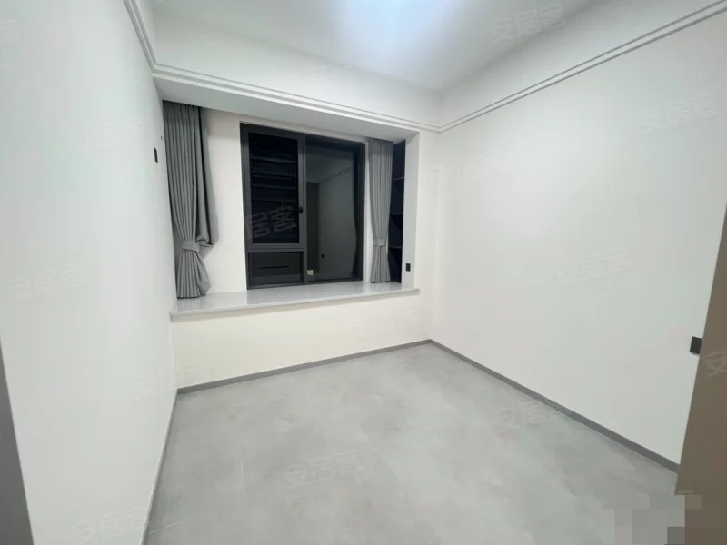 风和日丽，边户，三中门口，精装大四房，证满二，看中可谈，采光视野好